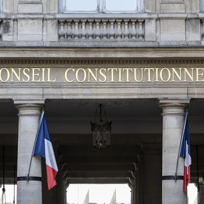 La façade de l'institution avec ses drapeaux français flottants.