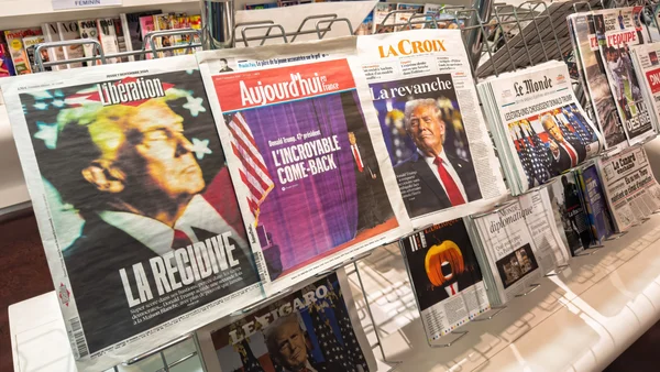 © Shutterstock - À 73 ans, Ali Akbar continue de vendre ses journaux à la criée à Saint-Germain-des-Prés. Figure pittoresque