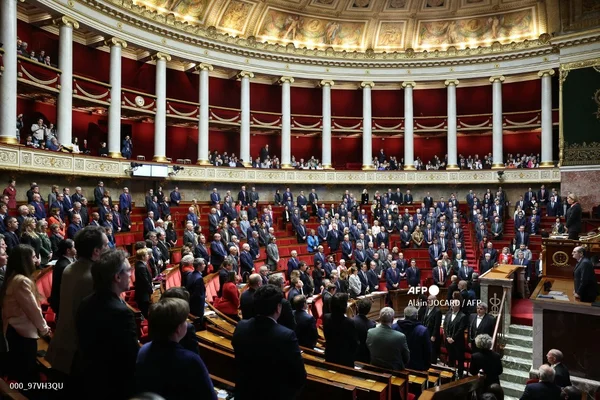 Illustration symbolisant le traitement médiatique contrasté autour de la mort de Quentin