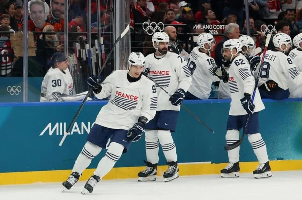 Un joueur français en maillot blanc lors des JO de Milan-Cortina 2026.