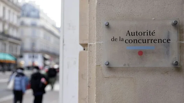 Photo de dos d'une Toyota Prius noire de G7