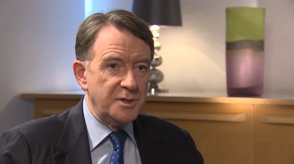 Peter Mandelson parlant en costume et cravate bleue.