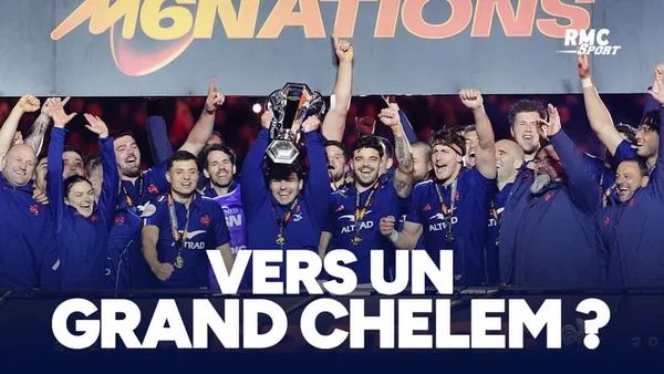 L'équipe de France célèbre avec un trophée sous une bannière 6 Nations.