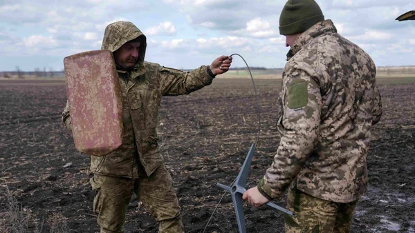 Soldats ukrainiens effectuant des opérations de déminage sur le front.