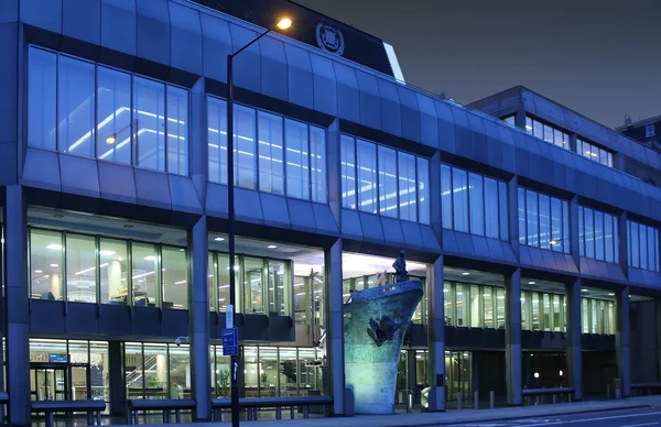 Le siège des Nations Unies illuminé au crépuscule pour célébrer le 70e anniversaire de l'organisation.