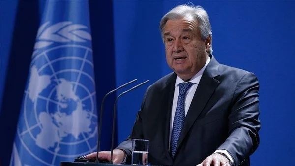 Le Secrétaire général de l'ONU, António Guterres, s'exprimant devant le drapeau des Nations Unies.