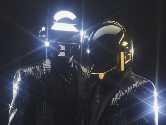 Image promotionnelle de Daft Punk, portant leurs casques emblématiques