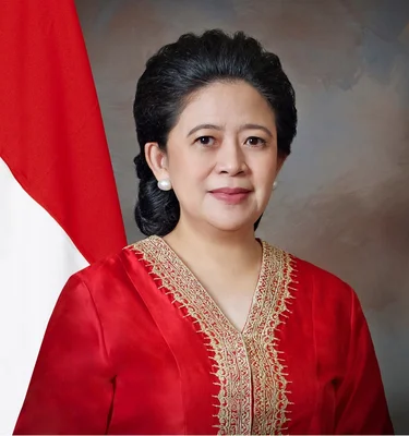 Portrait officiel de Puan Maharani, Présidente du DPR, devant le drapeau indonésien.