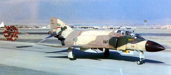Un McDonnell Douglas F-4D Phantom II de l'armée de l'air iranienne stationné sur une base aérienne.