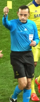 L'arbitre Cüneyt Çakır lors du match aller PSG 1 Chelsea 1 en huitièmes de finale de la Ligue des Champions