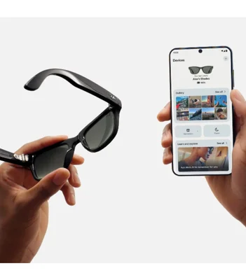 Lunettes de soleil Ray-Ban tenues en main avec un smartphone affichant l'appareil connecté 'Alex's Shades'.