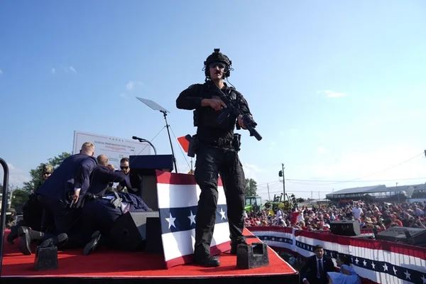 Donald Trump est entouré d'agents du Secret Service américain sur scène lors d'un meeting de campagne.