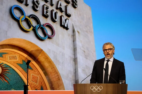 Le patron des Jeux de Los Angeles s'exprimant devant le Musée olympique.