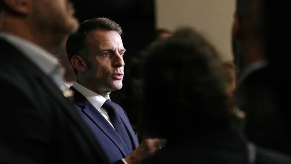 Le président Emmanuel Macron appelle au calme avant la marche hommage.