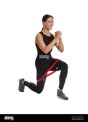 Une femme faisant des fentes dans un salon modeste, portant un t-shirt et un legging, l'appartement est petit et meublé simplement avec une fenêtre éclairant la scène