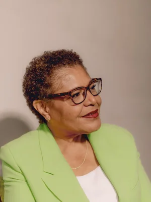 La nouvelle maire de Los Angeles, Karen Bass, en veston vert clair.
