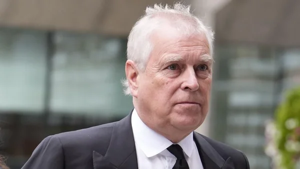 Le prince Andrew, dont les officiers de protection britanniques auraient reçu l'ordre de surveiller un dîner chez Epstein en 2010.