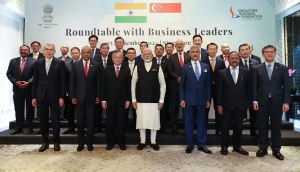 PM Modi s'entretient avec des dirigeants d'entreprises singapouriens, mettant en avant les opportunités d'investissement.