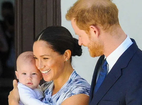 Meghan Markle et le prince Harry avec leur fille Lilibet bébé.
