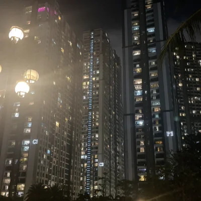 Vue nocturne des tours résidentielles de Vinhomes Central Park, projet immobilier emblématique de Vingroup au Vietnam.