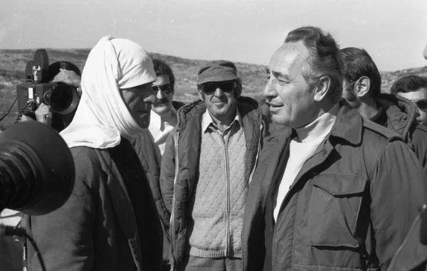 Les entreprises de défense seront transférées en Galilée - c'est ce qu'envisage le ministère de la Défense afin de renforcer l'infrastructure économique et sociale dans le nord. Le ministre de la Défense Shimon Peres a visité les colonies du Nord, rencontrant des représentants de Kiryat Shmona et d'autres villages. La photo montre : Vers la fin de sa tournée, le ministre de la Défense a visité la Bonne Clôture près du poste de contrôle de Dovev, où il a parlé avec des villageois libanais venus chercher une aide médicale à la clinique locale.