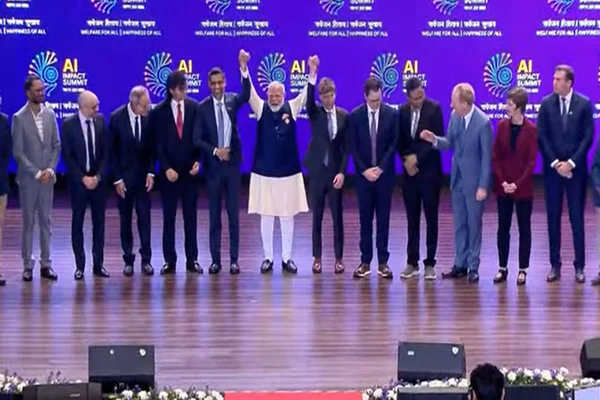 Unité mondiale au Bharat Mandapam : le PM Modi rejoint les dirigeants mondiaux et les géants de la technologie pour une photo de groupe au sommet AI Impact
