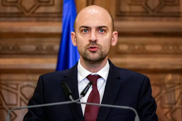 Jean-Noël Barrot appelle l'Iran à renoncer à être une puissance déstabilisatrice lors d'une déclaration officielle.