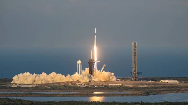 La fusée Falcon 9 de SpaceX et le vaisseau spatial Dragon sont lancés depuis le complexe de lancement 39A du Centre spatial Kennedy de la NASA, le 14 mars 2025 à Cap Canaveral, en Floride.