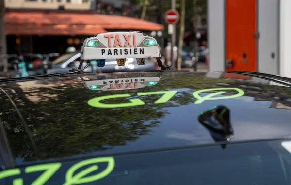 Illustration d'actualité représentant un taxi G7 et des dossiers judiciaires liés à l'enquête sur la concurrence