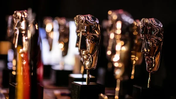 Statuettes des BAFTA 2026 disposées pour la cérémonie.