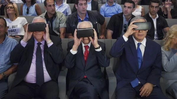 Le président israélien Reuven Rivlin, à gauche, l'ancien président israélien Shimon Peres, au centre, et le Premier ministre israélien Benjamin Netanyahu portent des lunettes de réalité virtuelle lors d'une présentation au Centre Peres