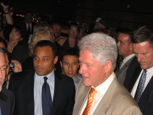 Le service secret fonctionnait comme une machine bien huilée. Ils avaient quatre hommes entourant Clinton à tout moment, et d’autres en faction sur un cercle à environ 3 mètres. Malgré tout cela, ils étaient très discrets. On pouvait tout simplement s’approcher du président Clinton et lui serrer la main. Cependant, ils m’ont très sévèrement et rapidement fait ranger mon stylo quand je l’ai décapoté pour lui faire signer mon programme. Je suppose qu’il y a un risque de blessure par arme blanche.