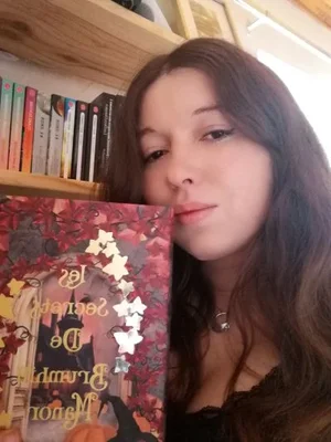 Portrait photographique de l'auteure Chloé Castella tenant un livre