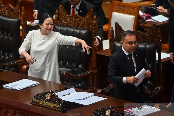 DPR parliamentary session with officials discussing peace-oriented diplomacy