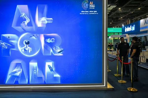 Une affiche au Sommet sur l'impact de l'IA à New Delhi, le 17 février 2026 en Inde ( AFP / Arun SANKAR )