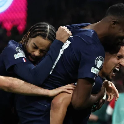 Trois joueurs du PSG célébrant une victoire lors du match.