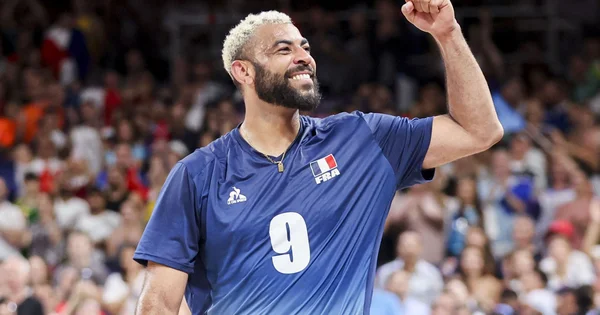 Earvin Ngapeth célébrant une victoire avec le poing levé sous le maillot des Bleus.