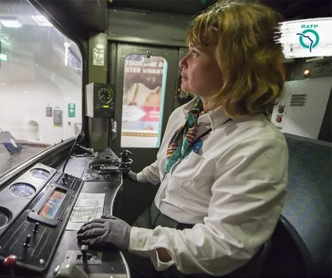 Une conductrice de métro RATP à son poste de conduite.