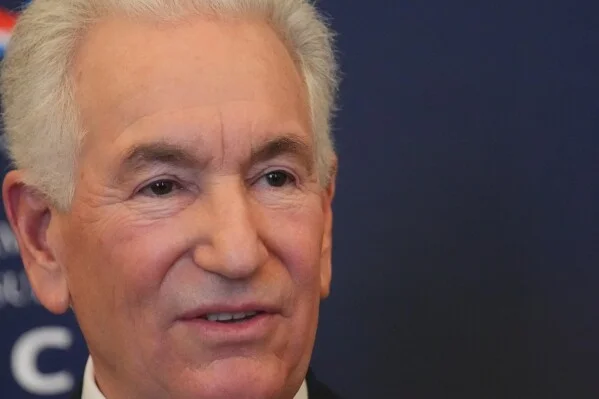 Portrait rapproché de l'ambassadeur américain Charles Kushner.