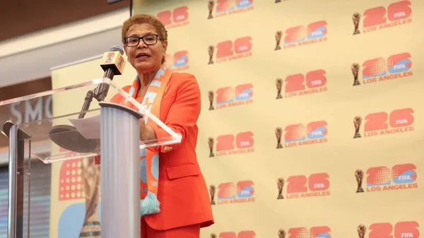 Le patron des JO 2028 lors d'une allocution devant un logo FIFA.