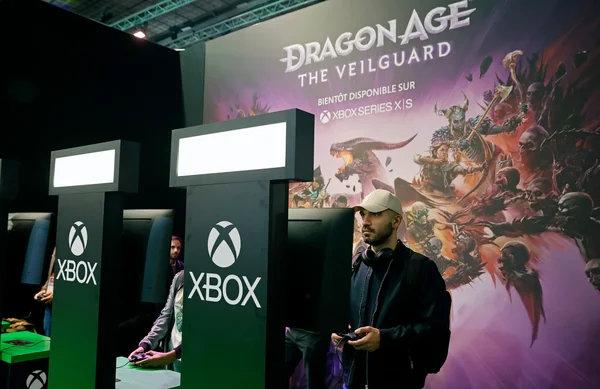 Un joueur sur le stand Xbox lors d'un événement de jeu
