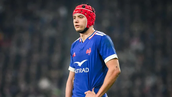 Louis Bielle-Biarrey portant le maillot de l'équipe de France de rugby