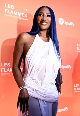 Aya Nakamura s'exprime contre le racisme et l'extrême droite dans une vidéo politique.