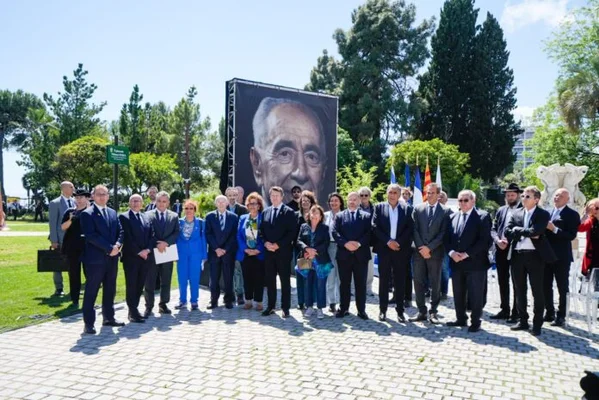 Lors de la remise du prix Nobel de la paix en compagnie de Yasser Arafat et Yitzhak Rabin à Oslo, le 10 décembre 2014.