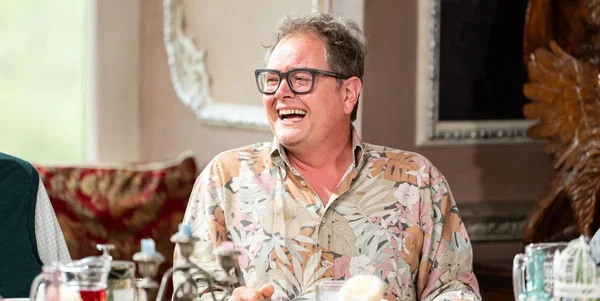 Alan Carr : Pourquoi Disney, Netflix et Prime Video se l'arrachent après Celebrity Traitors