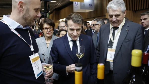 Emmanuel Macron au salon Wine Paris 2026 entouré de producteurs de vin
