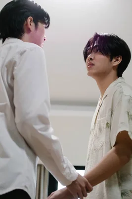 Agenda de cinéma ouvert sur la date du 15 mars entourée en rouge, avec des tickets dorés et des statuettes miniature posés à côté