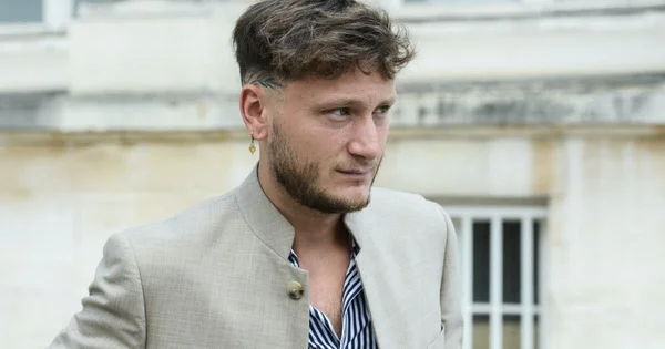 Le député Raphaël Arnault à Londres face aux émeutes d'extrême droite