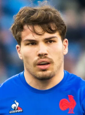 Portrait d'Antoine Dupont, joueur emblématique du XV de France, lors du Tournoi des Six Nations.