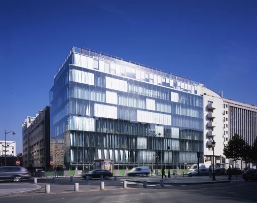 Le siège social de la CFDT, un immeuble moderne de verre situé à Paris.